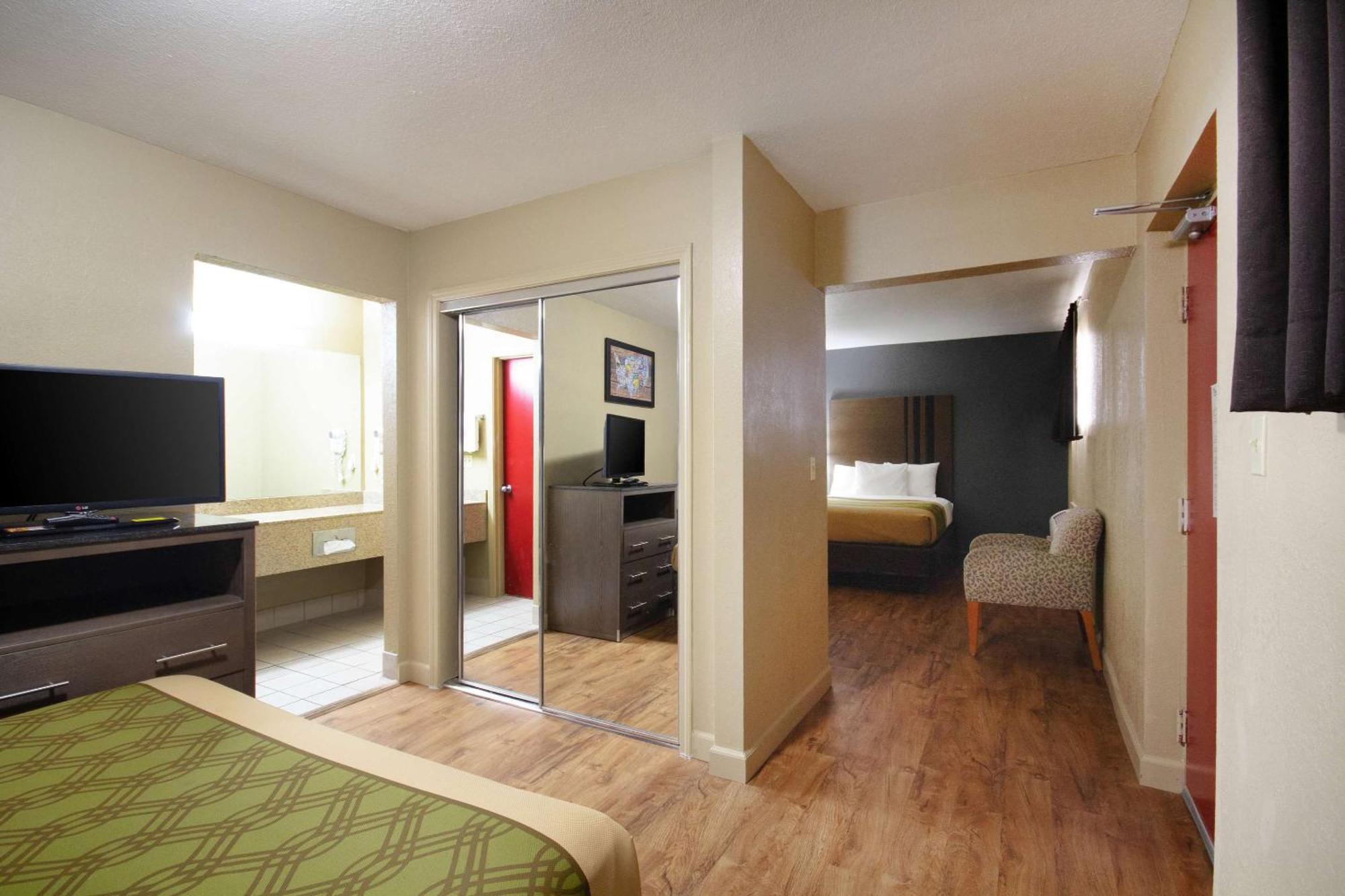 Econo Lodge Inn & Suites I-35 At Shawnee Mission Overland Park Buitenkant foto