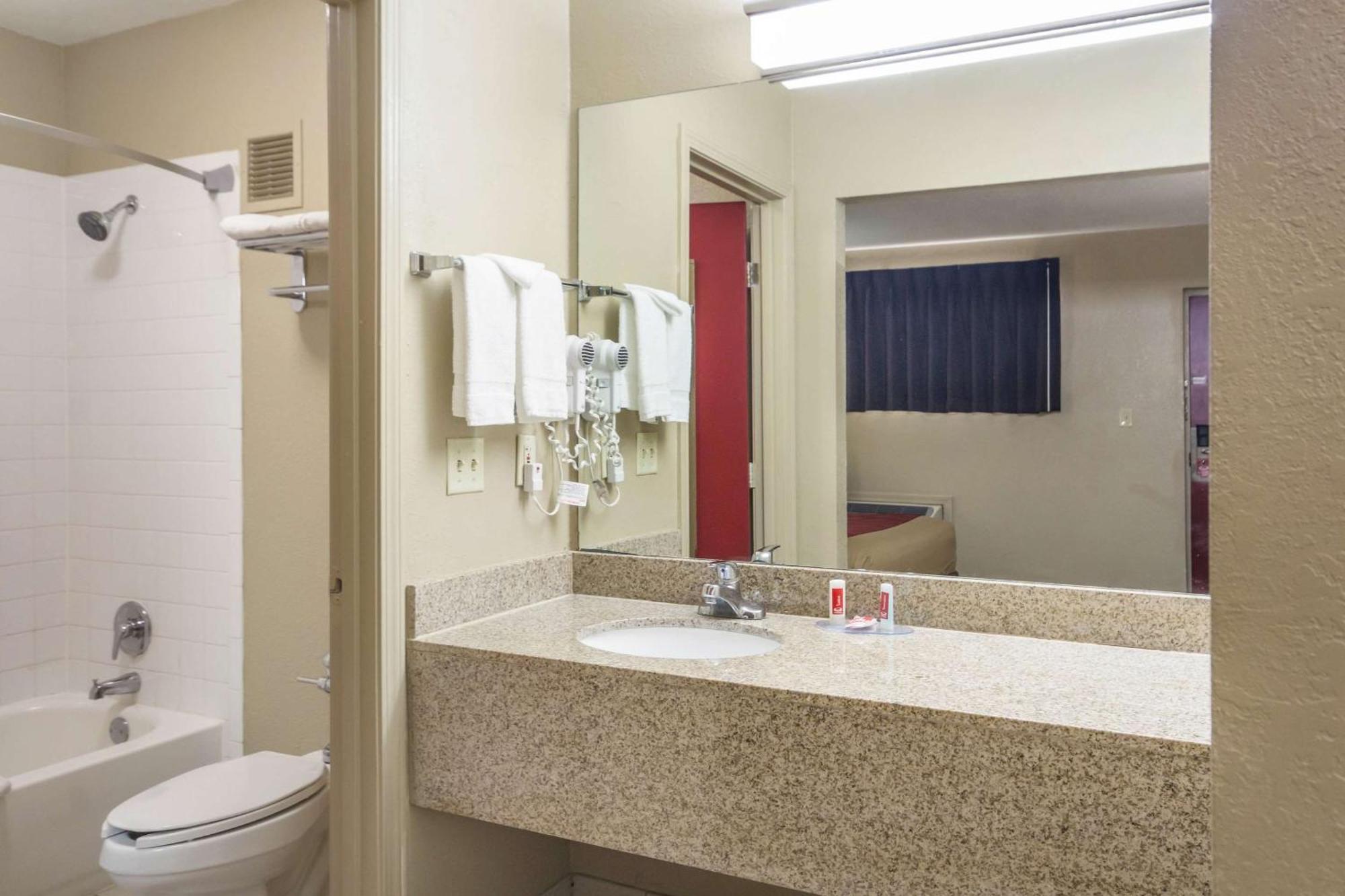 Econo Lodge Inn & Suites I-35 At Shawnee Mission Overland Park Buitenkant foto