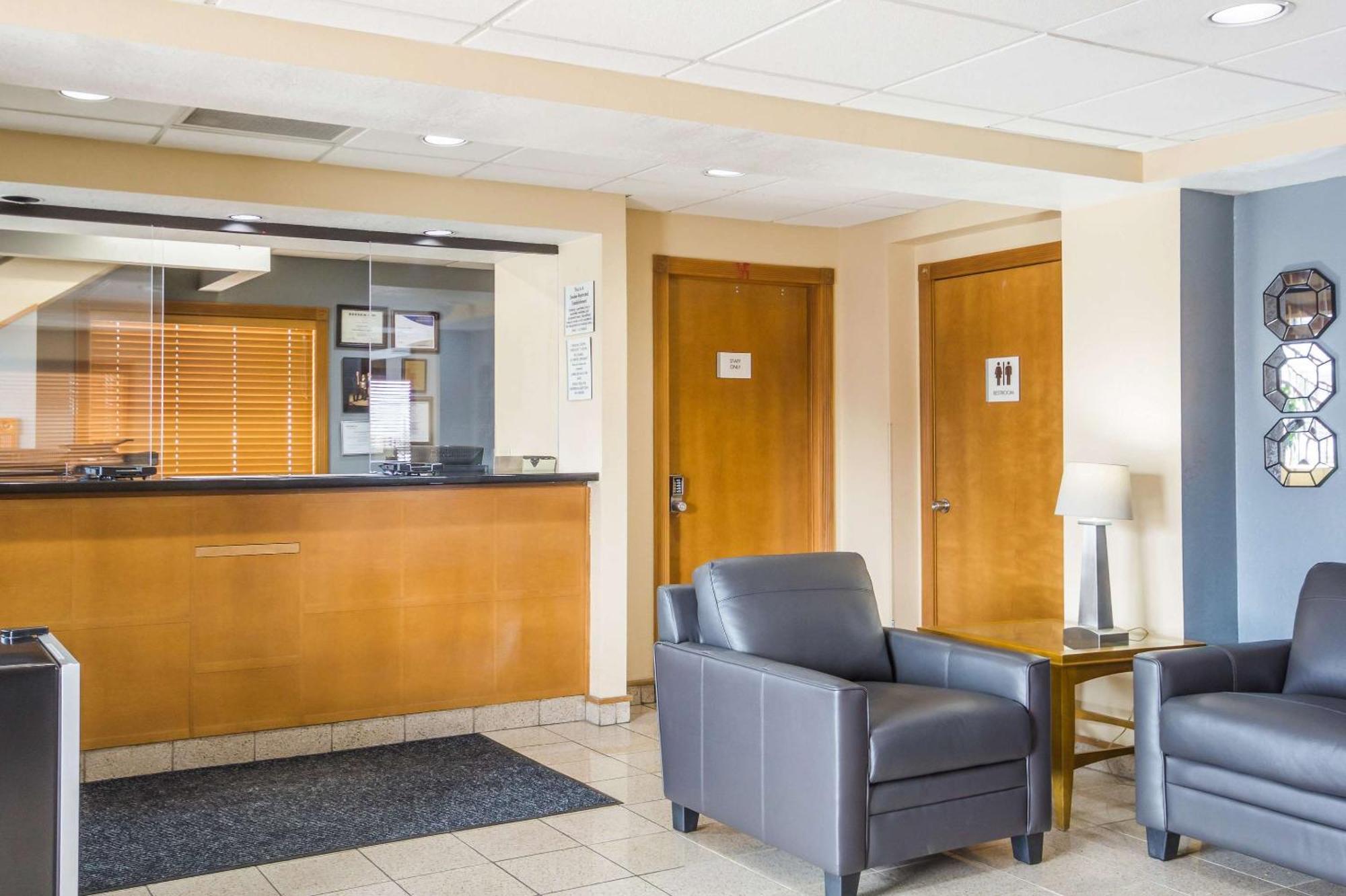 Econo Lodge Inn & Suites I-35 At Shawnee Mission Overland Park Buitenkant foto
