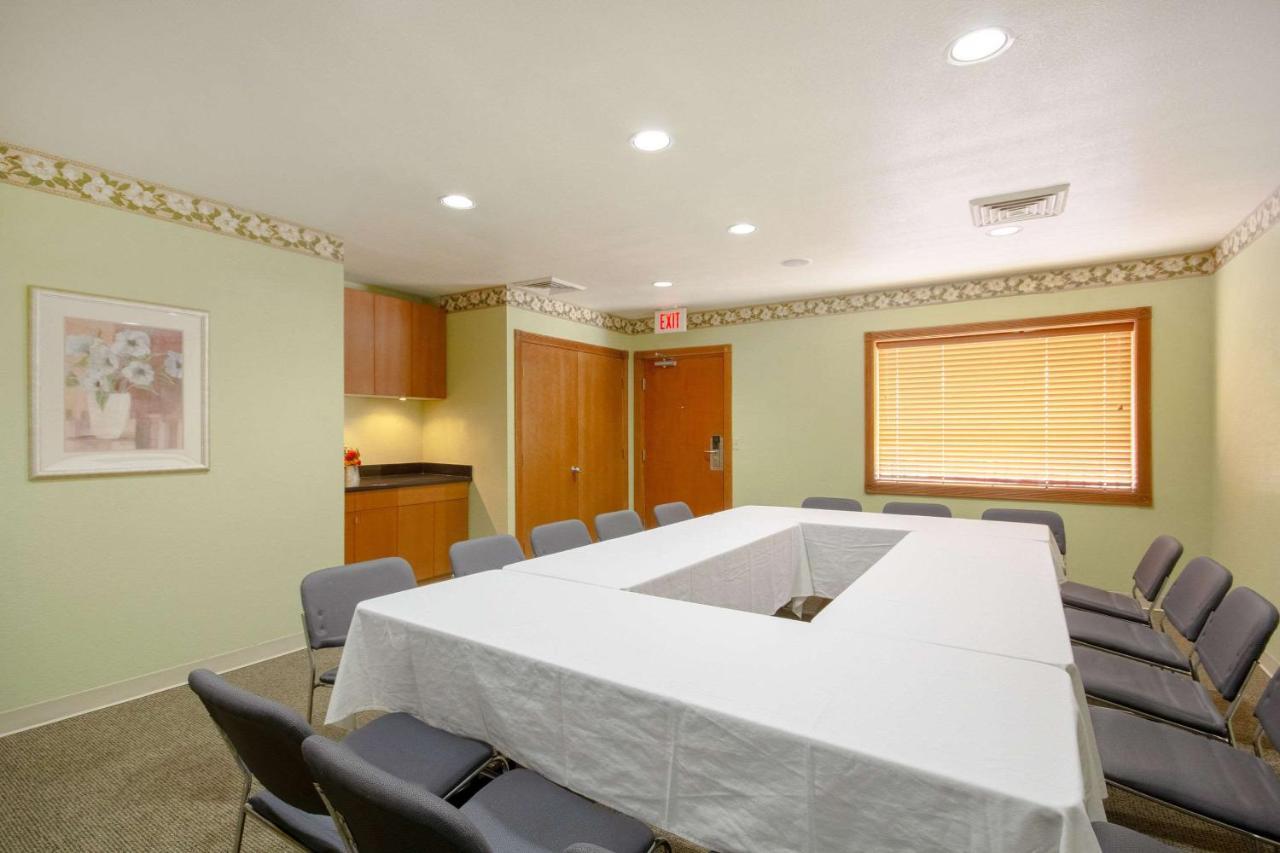 Econo Lodge Inn & Suites I-35 At Shawnee Mission Overland Park Buitenkant foto