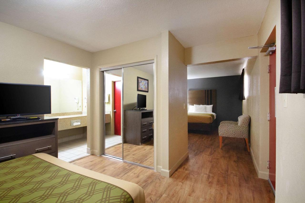 Econo Lodge Inn & Suites I-35 At Shawnee Mission Overland Park Buitenkant foto