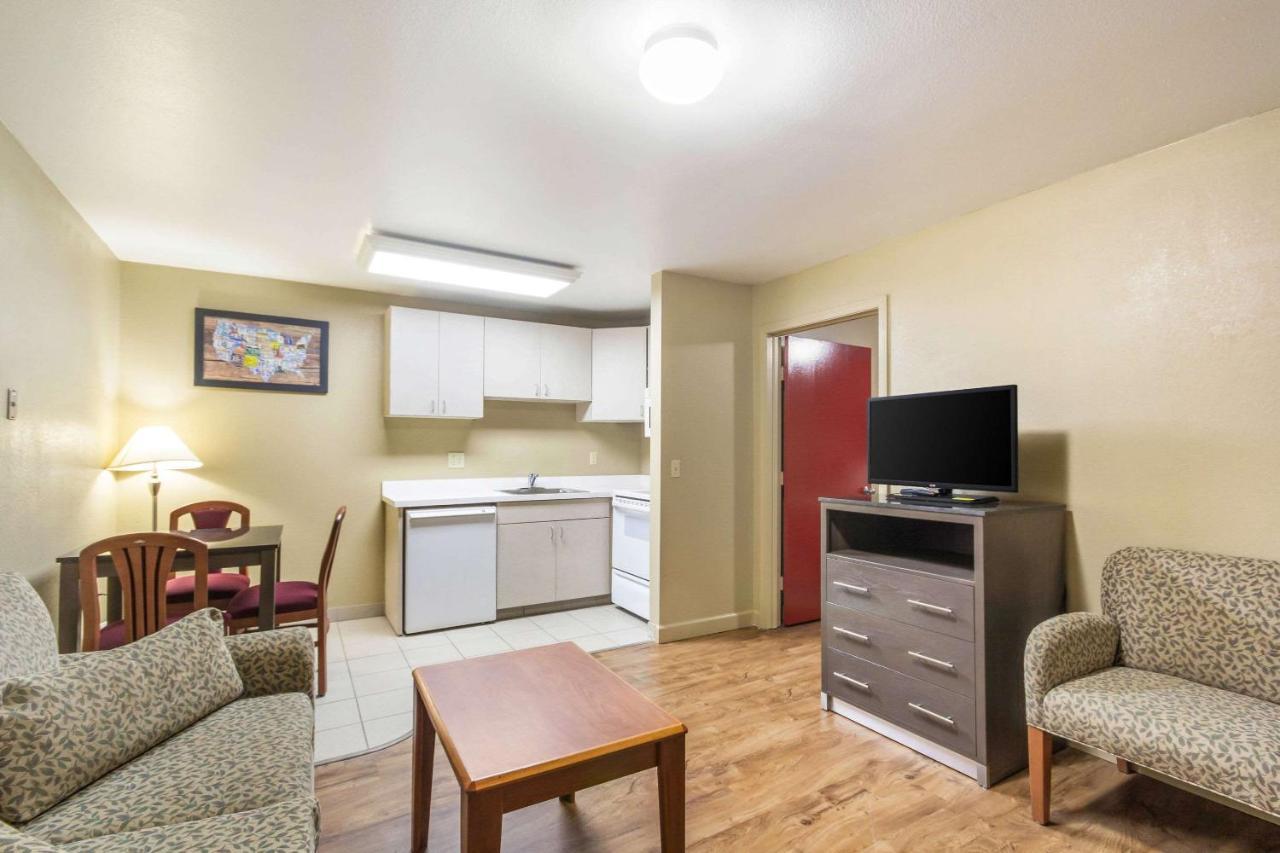 Econo Lodge Inn & Suites I-35 At Shawnee Mission Overland Park Buitenkant foto